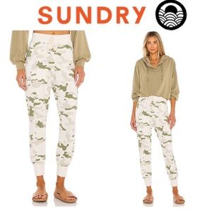 SUNDRY Camo Cargo Sweatpant in Cream NWT sz 154$